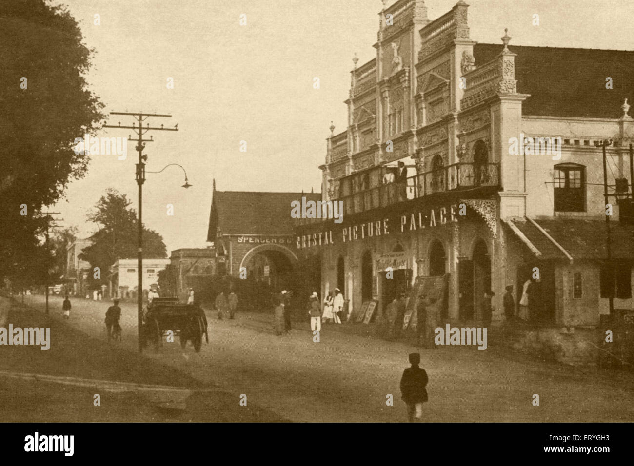 Crystal Picture Palace sur South Parade Road maintenant M G Road Bangalore Bengaluru Karnataka Inde Asie ancienne image vintage 1900s Banque D'Images