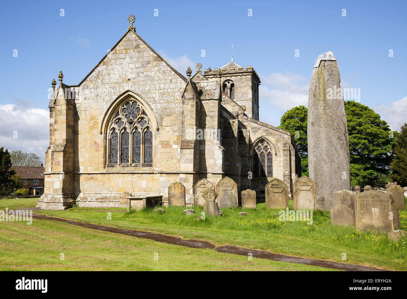 L'église paroissiale de Rudston de tous les Saints avec le monolithe, Yorkshire, Angleterre Banque D'Images