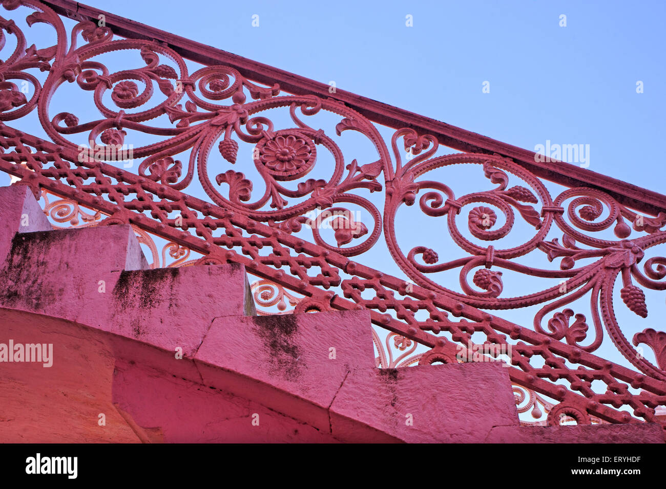 Grille en fonte sur les escaliers , Idar , Edar , Modasa , Samarkantha , Gujarat , Inde , Asie Banque D'Images