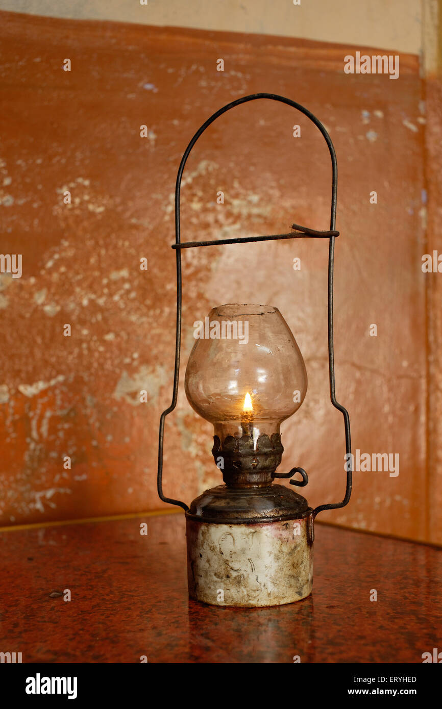 Vieille lampe de lanterne en verre de kérosène antique , Idar , Edar , Modasa , Samarkantha ,Gujarat , Inde , Asie Banque D'Images