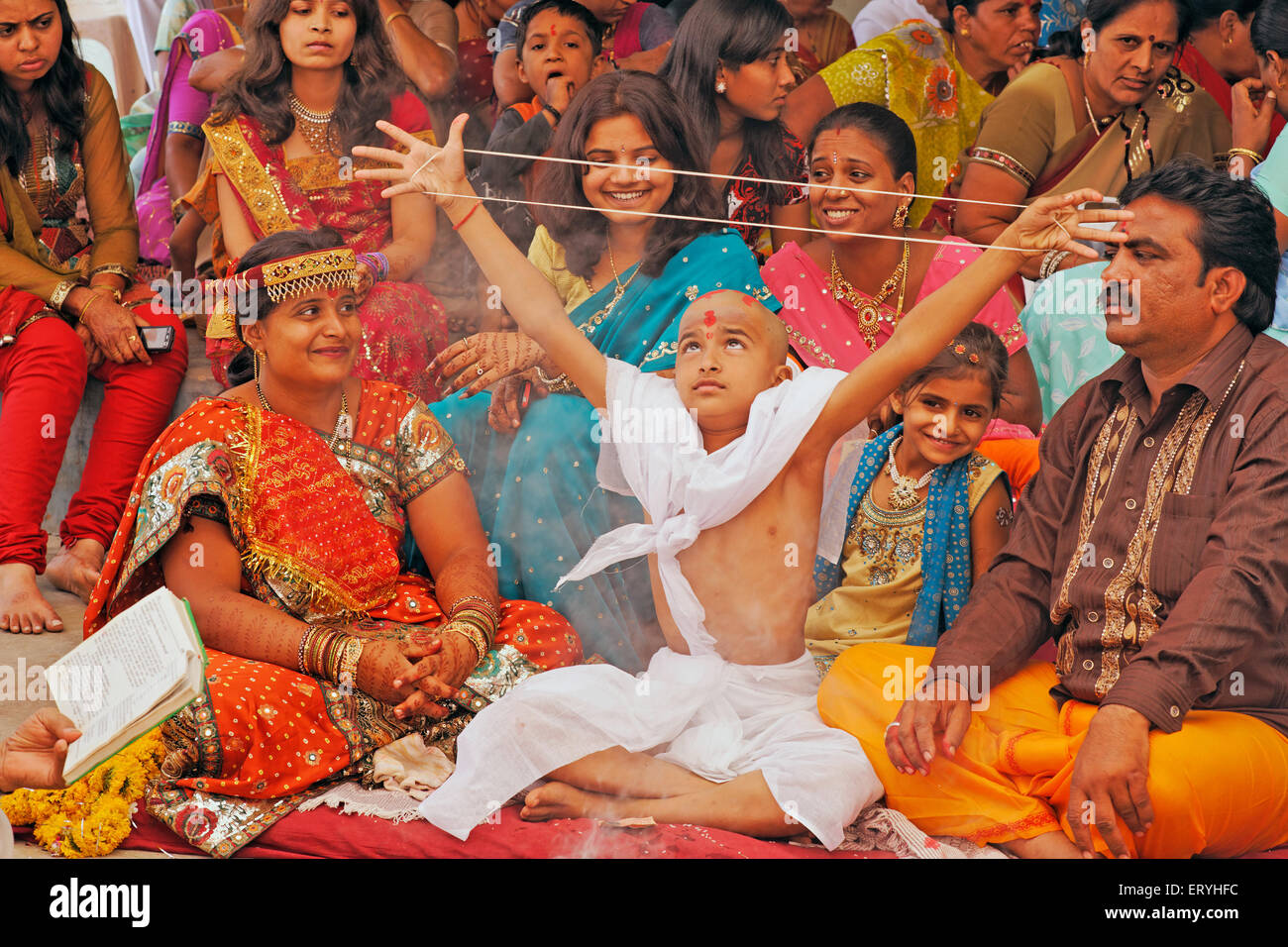 Cérémonie Yajnopavita Itadi Thread dans près de Modasa Sabarkantha Gujarat Inde Banque D'Images