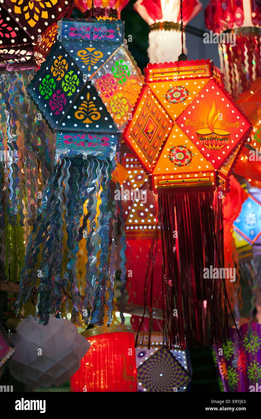 Lanternes colorées de décrochage des vendeurs de rue en Asie Inde Maharashtra Mumbai Banque D'Images