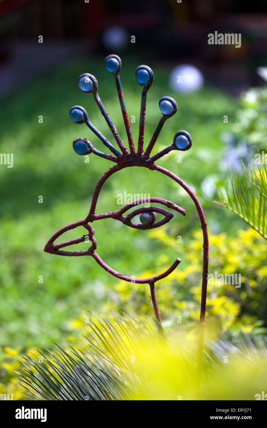 Fil épais acier jardin décoratif ornement peacock Asie Inde Banque D'Images