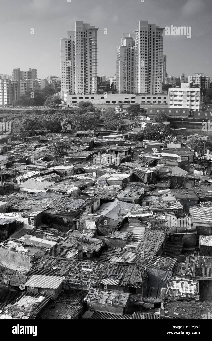 Taudis Prem Nagar et moderne ; construction ; Goregaon Bombay Mumbai Maharashtra ; Inde ; Banque D'Images