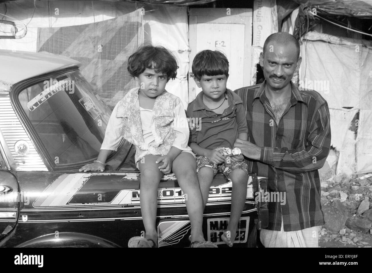 Chauffeur de taxi avec des enfants dans des taudis malvani Malad ; ; ; Bombay Mumbai Maharashtra Inde ; PAS DE MR Banque D'Images