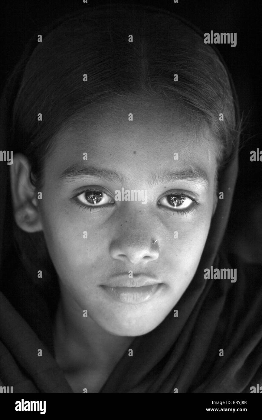 Visage de fille , bidonville de Malvani ; Malad ; Bombay , Mumbai ; Maharashtra ; Inde , asie Banque D'Images