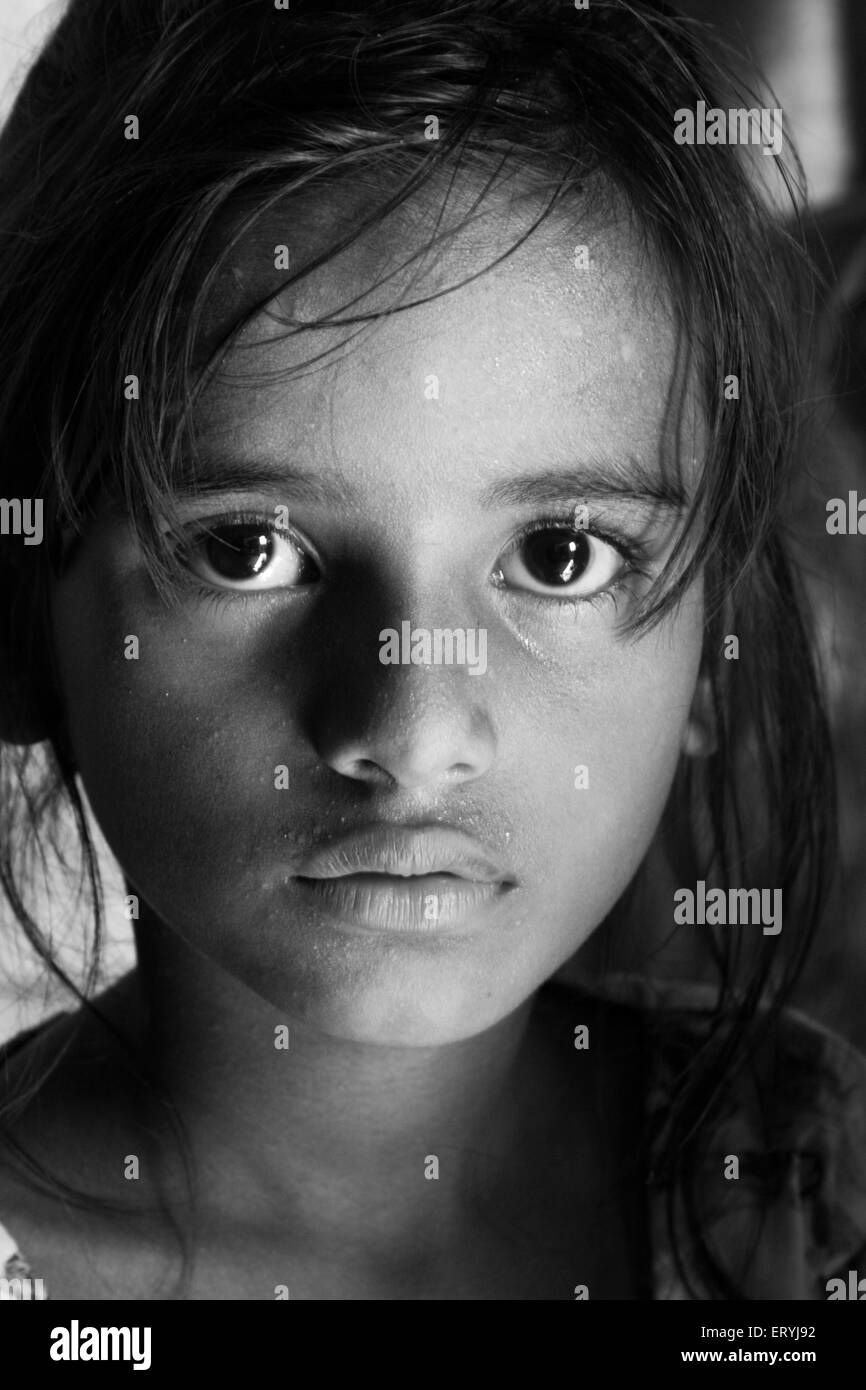 Visage de jeune fille à Malvani Malad de taudis ; ; ; Bombay Mumbai Maharashtra Inde ; PAS DE MR Banque D'Images