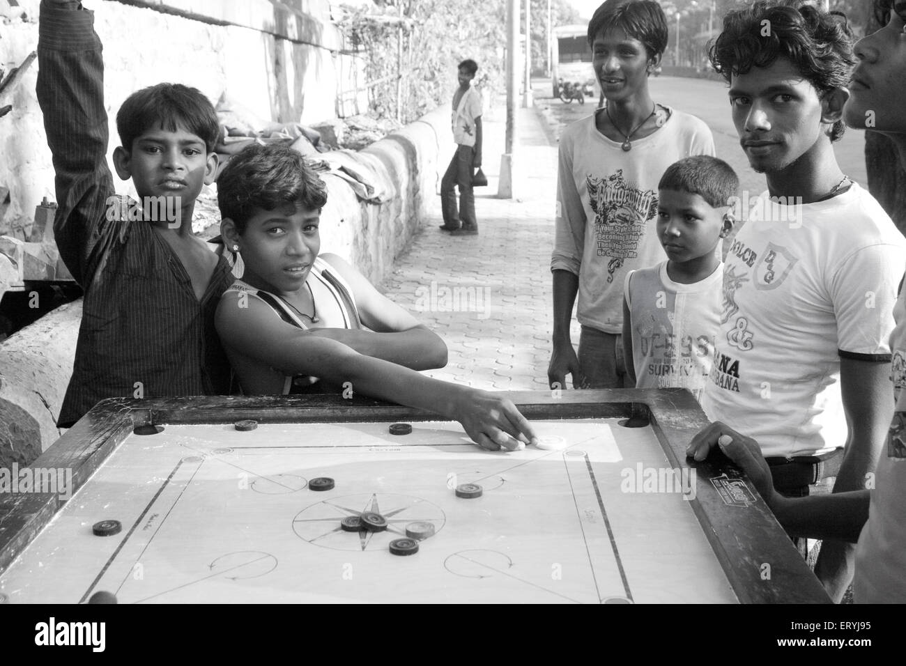 Les enfants des taudis jouant carom ; Bombay Mumbai Maharashtra ; Inde ; PAS DE MR Banque D'Images