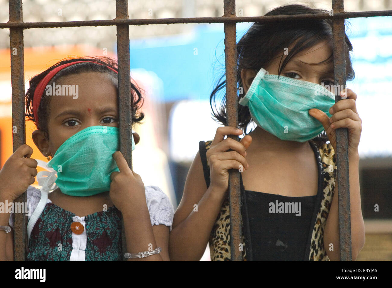 Filles portant des masques évitant le virus ; Bombay ; Mumbai ; Maharashtra ; Inde ; Asie Banque D'Images