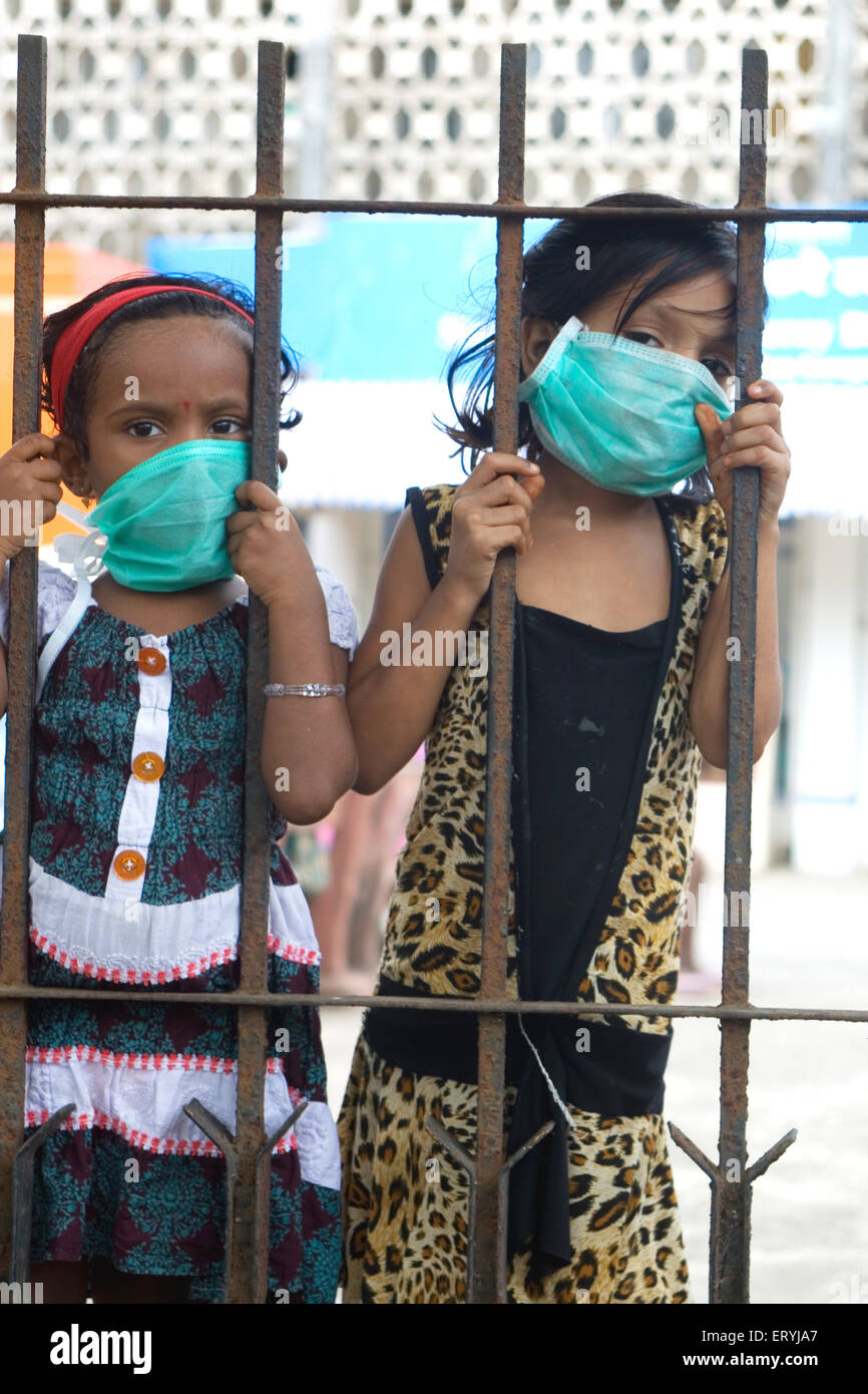 Enfants portant un masque pour éviter le virus de la grippe , Bombay , Mumbai , Maharashtra , Inde , Asie Banque D'Images