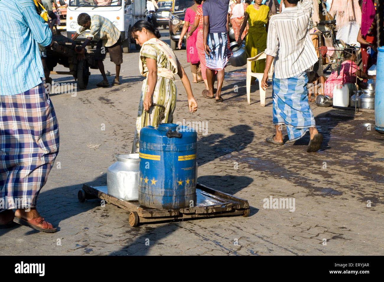 Femme tirant la charrette , les bidonvilles de la route de reay , Bombay , Mumbai , Maharashtra , Inde , Asie Banque D'Images