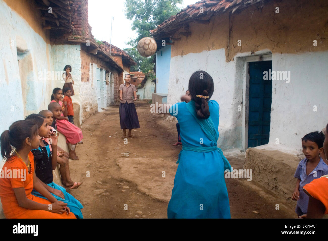 Filles jouant au volley-ball dans village Street , Inde , Asie Banque D'Images