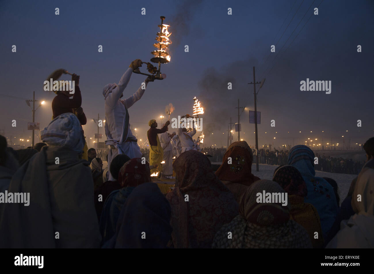 Pooja dans Festival Kumbh Mela à l'Uttar Pradesh, Inde Banque D'Images