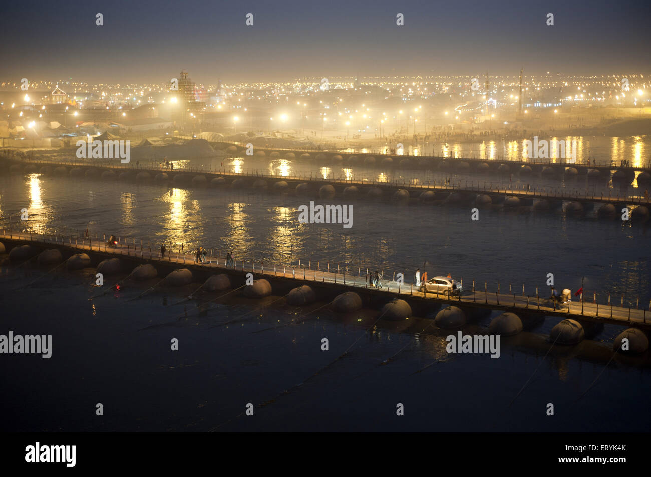Pont flottant près de Triveni Sangam à l'Uttar Pradesh, Inde Banque D'Images Pont flottant près de Triveni Sangam à l'Uttar Pradesh, Inde Banque D'Images