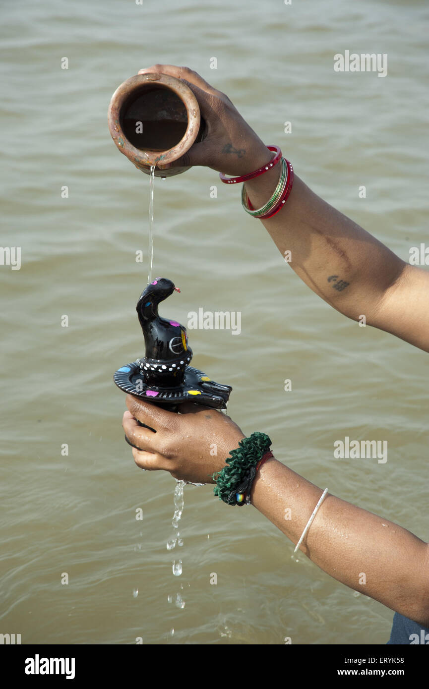 Femme à Sangam shivling baignade à l'Uttar Pradesh, Inde Banque D'Images