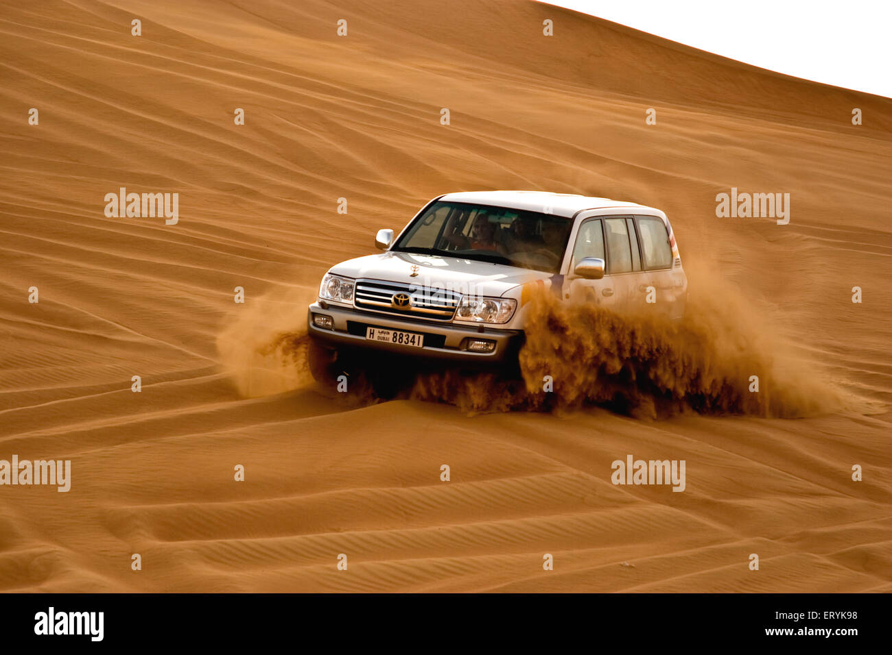 Course de voiture SUV dans les dunes de sable ; Dubaï Émirats Arabes Unis Banque D'Images