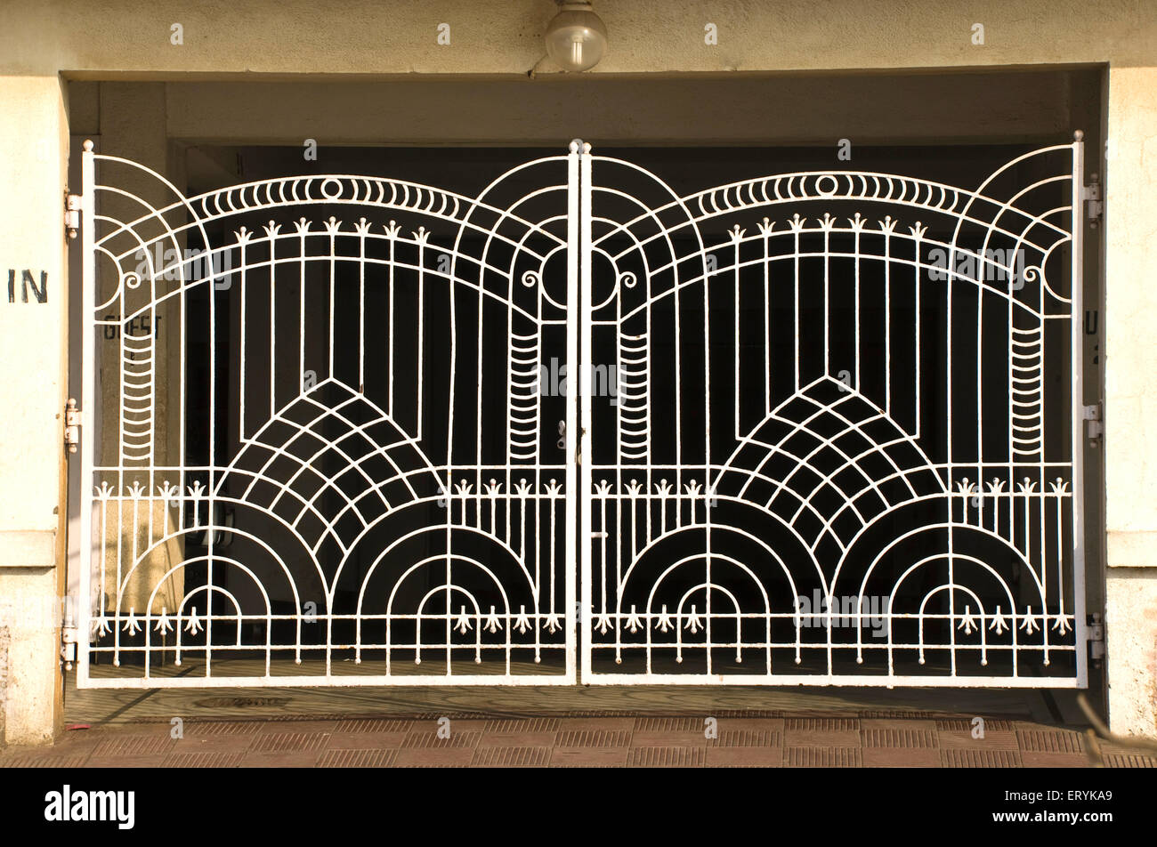 Porte d'entrée en fer du bâtiment , Bombay , Mumbai ; Maharashtra ; Inde , asie Banque D'Images
