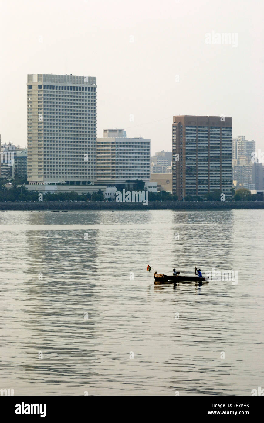 Oberoi Hotel and Hilton Hotels and NCPA Building , Nariman point , petit bateau de pêche ; Marine Drive ; Bombay , Mumbai ; Maharashtra ; Inde , asie Banque D'Images