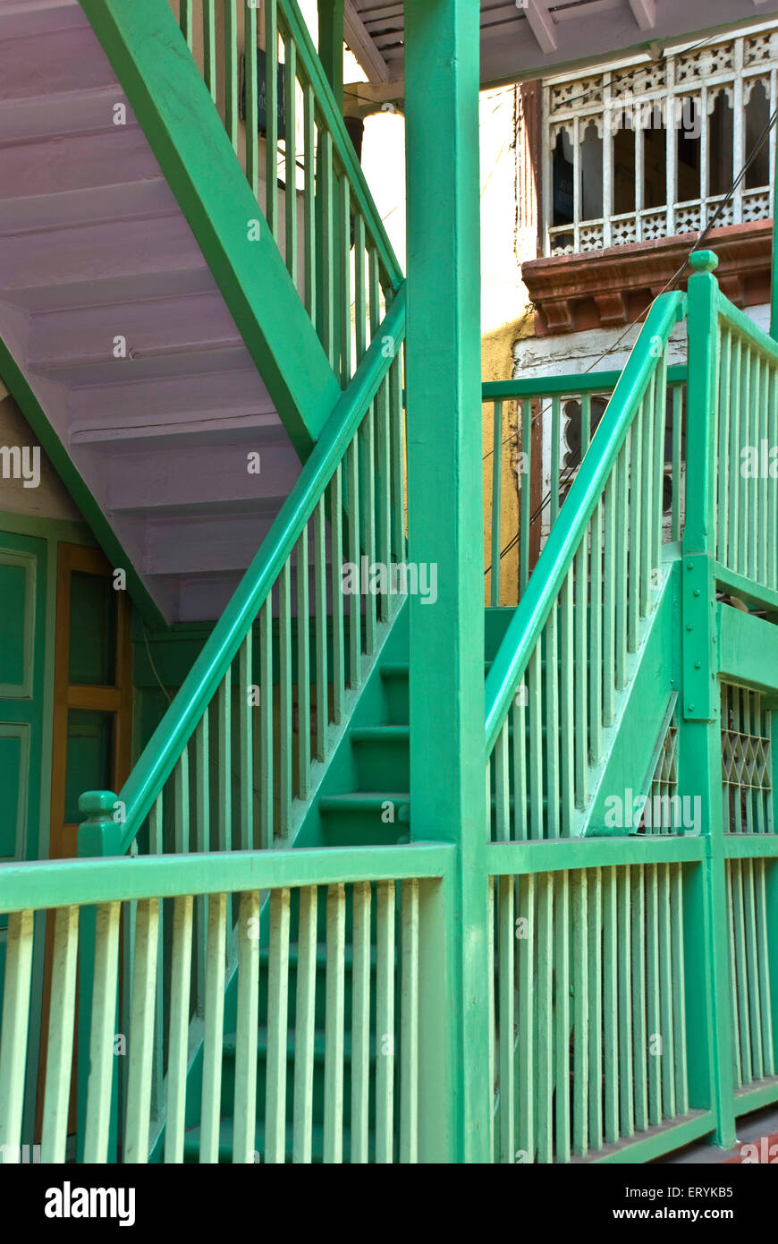 Kotachi Wadi , escalier en bois peint vert , Kotachi Wadi , Kotachiwadi , village patrimonial ,Girgaon , Bombay , Mumbai , Maharashtra, Inde, Asie Banque D'Images