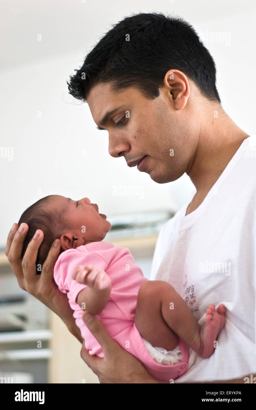 D Un Mois Bebe Fille Dans Les Bras Du Pere M 447g Photo Stock Alamy