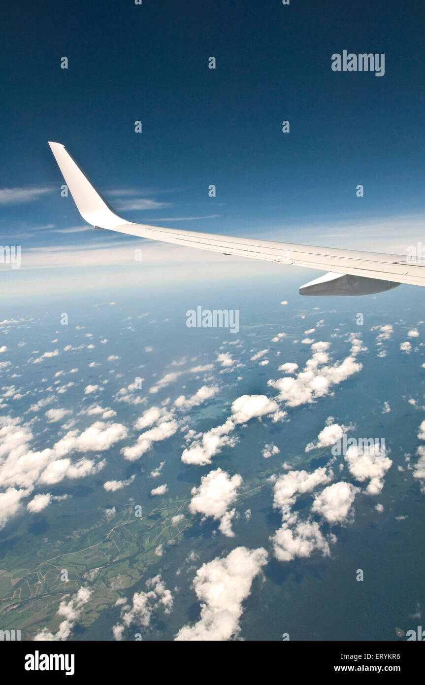 Vue aérienne depuis l'avion de l'aile de l'avion et des nuages au-dessus du Queensland ; Australie Banque D'Images