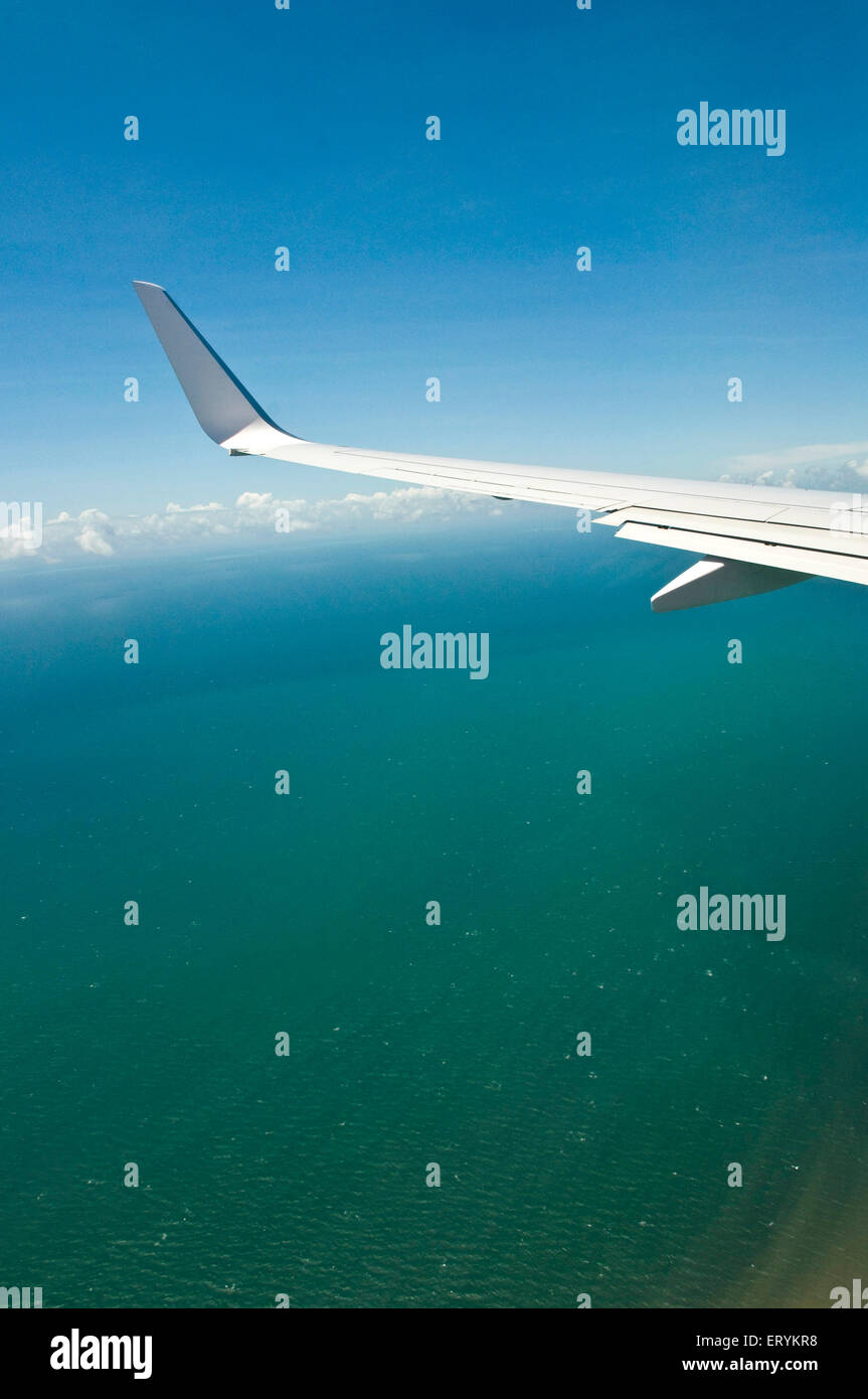 Vue aérienne de l'avion de ciel bleu Aqua marine sur la mer ; Queensland Australie Banque D'Images