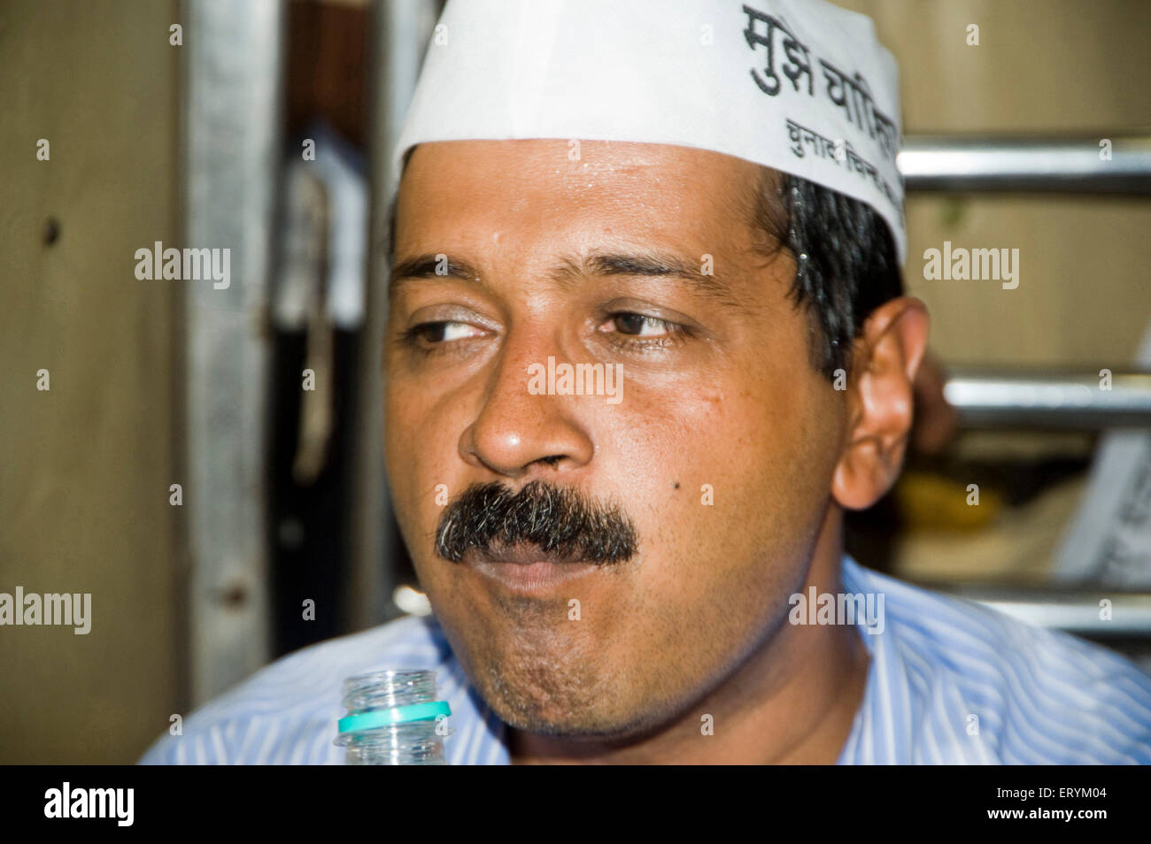 Aam Aadmi Arvind Kejriwal chef de parti dans l'eau potable train local à Mumbai Maharashtra Inde Asie Banque D'Images