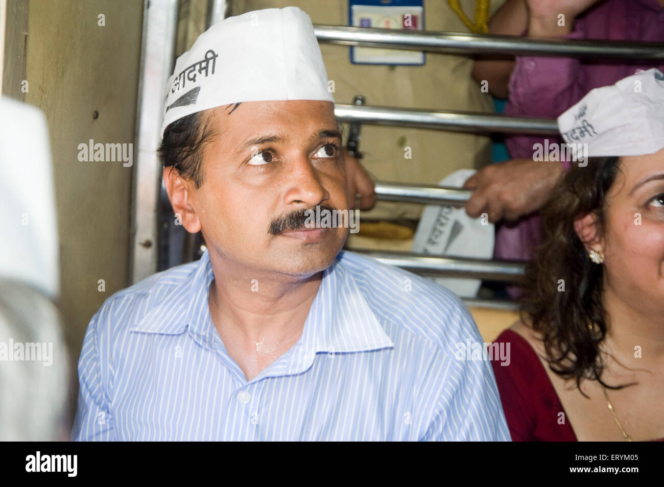 Aam Aadmi Arvind Kejriwal chef parti en train local à Mumbai Maharashtra Inde Asie Banque D'Images