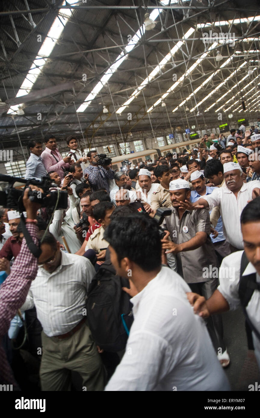 Aam Aadmi Arvind Kejriwal chef de parti à Churchgate station dans Mumbai Maharashtra Inde à l'Asie Banque D'Images