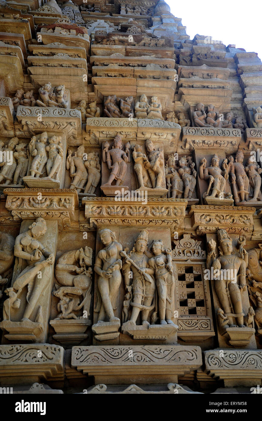 Sculptures travaux à parsvanath temple Khajuraho Madhya Pradesh Inde Asie Banque D'Images