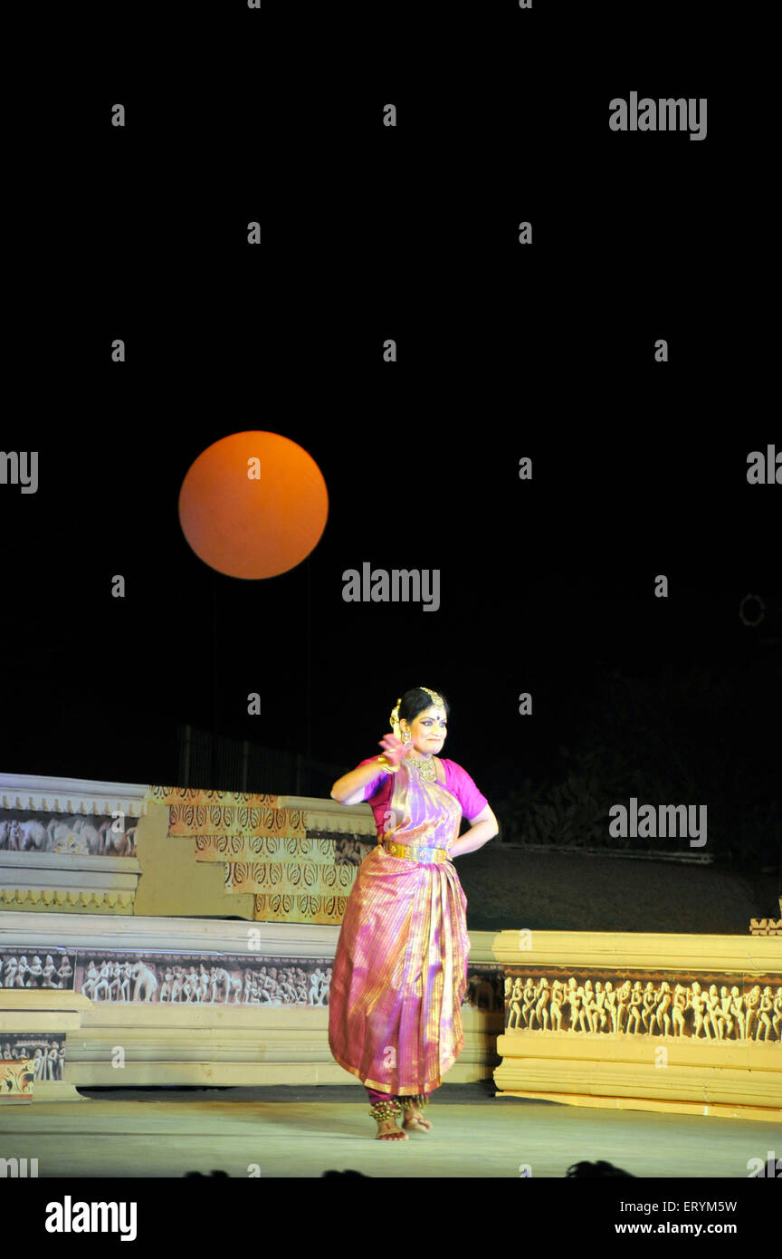 Padmashri Geeta Chandran dancing au temple de Khajuraho Madhya Pradesh Inde Asie Banque D'Images