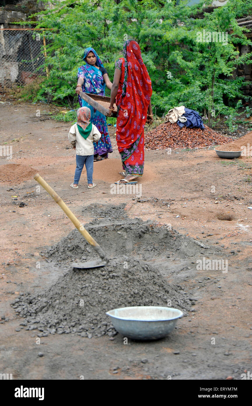 Femme rurale travaillant le Madhya Pradesh Inde Asie Banque D'Images