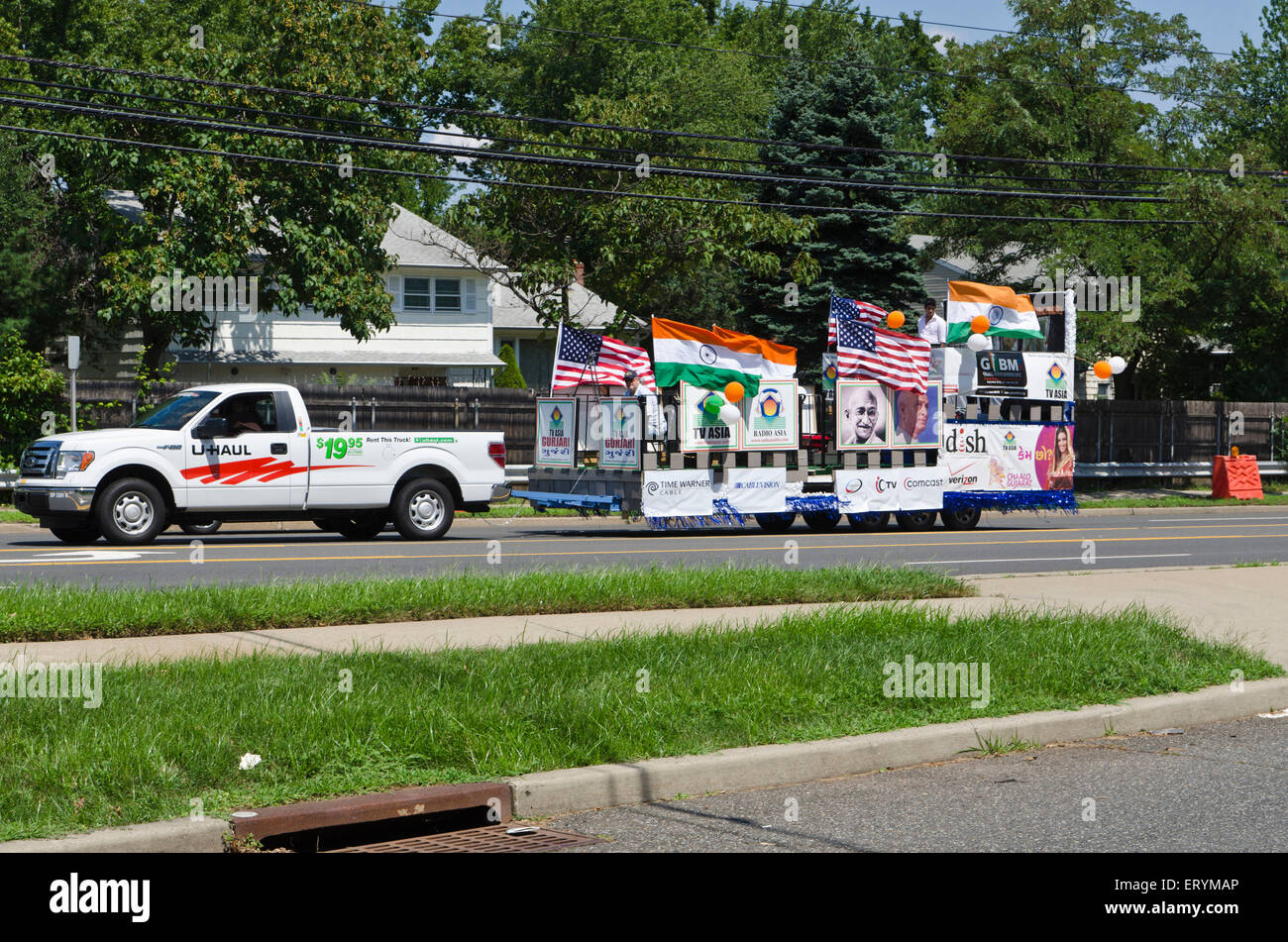 Indépendance Day Parade Procession par Affaires indiennes sur Oak tree Road Ville Edison New Jersey New York USA Banque D'Images