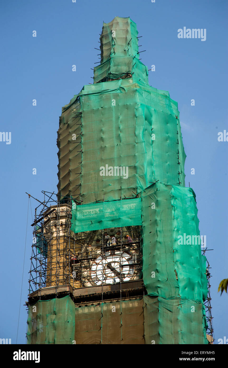 En cours de réparation et la restauration de la Tour Rajabai . Mumbai Maharashtra Inde Asie Banque D'Images