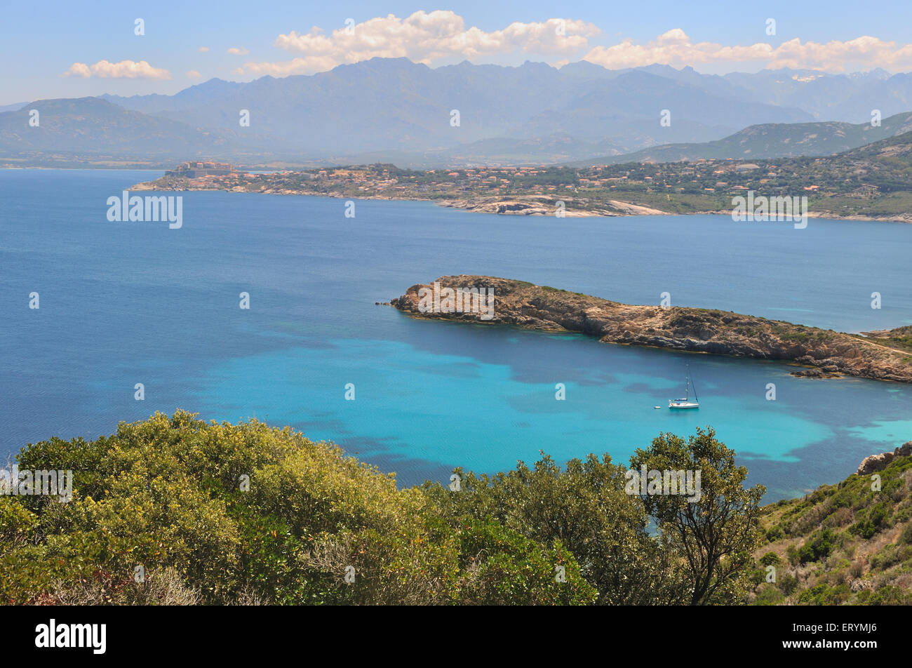 Mer turquoise entourée de falaises - Corse Banque D'Images
