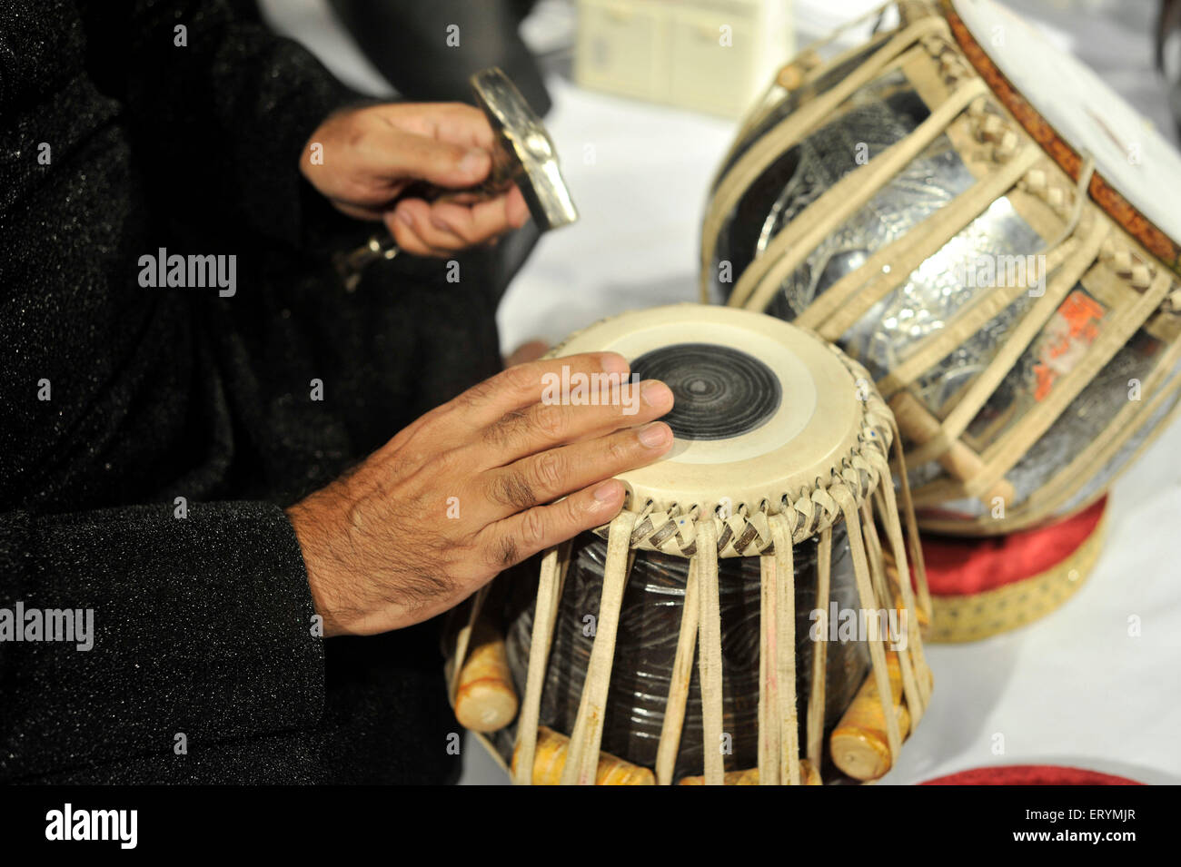 Tabla de réglage d'instruments de musique classique indienne Mumbai Maharashtra Inde Asie Banque D'Images