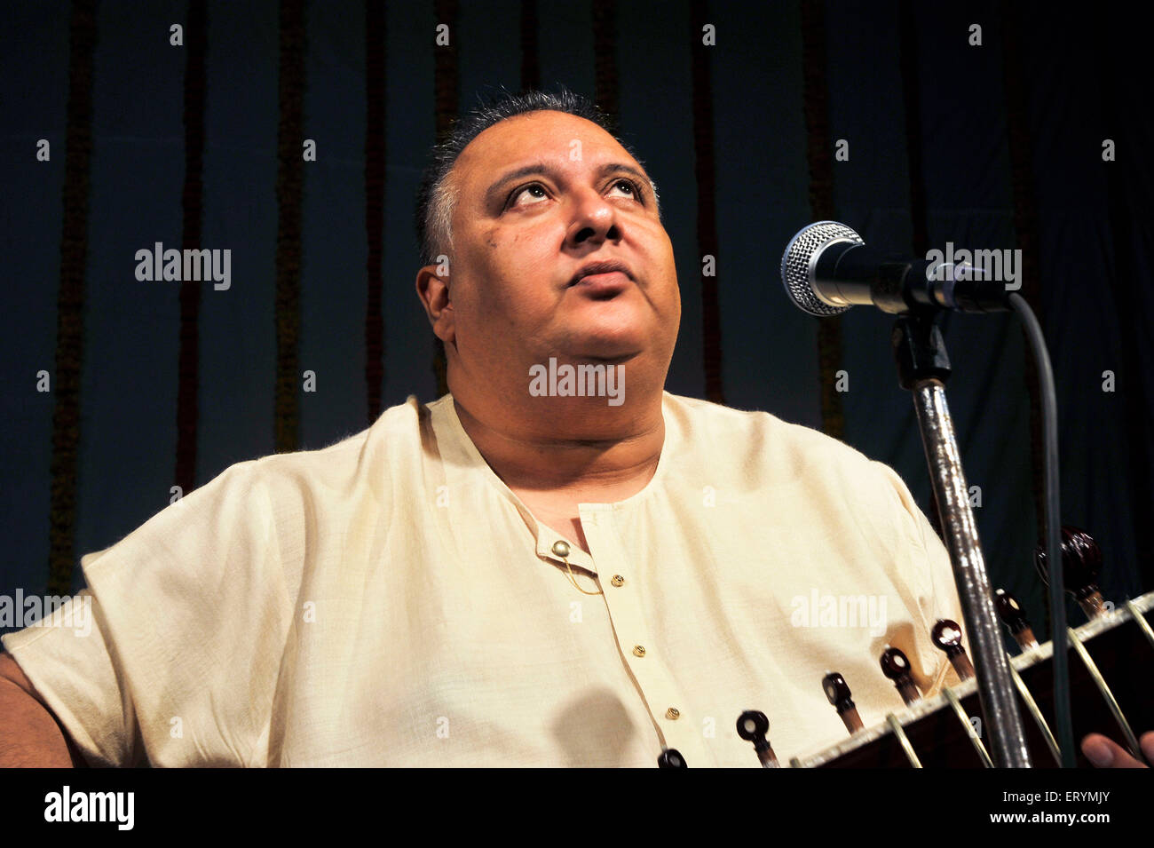 Musicien joueur de sitar indien classique Ustad Shujaat Khan Mumbai Maharashtra Inde Asie Banque D'Images