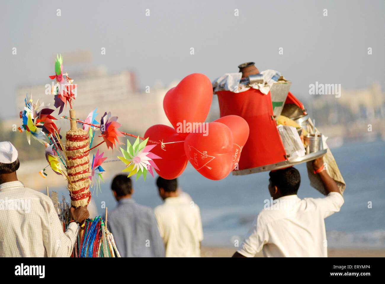 Hawker vendre ballon rouge à girgaum chowpatty beach Bombay Mumbai ; ; ; ; Maharashtra Inde Banque D'Images