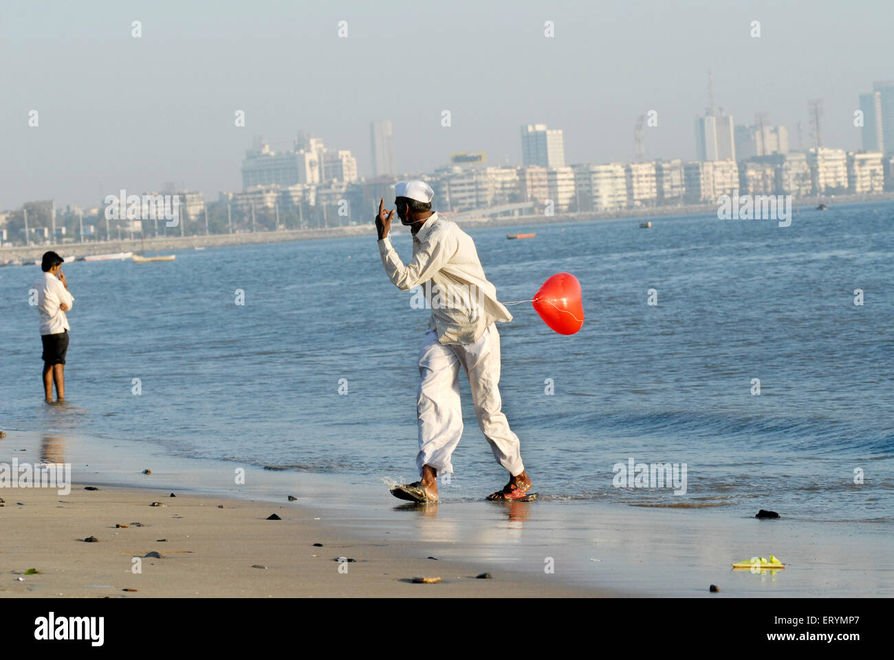 Hawker tenant son ballon rouge à girgaum chowpatty beach Bombay Mumbai ; ; ; ; Maharashtra Inde Banque D'Images