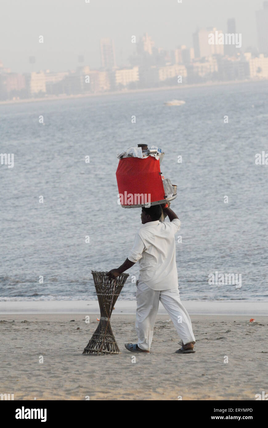 Hawker de collations à girgaum chowpatty beach Bombay Mumbai ; ; ; ; Maharashtra Inde Banque D'Images