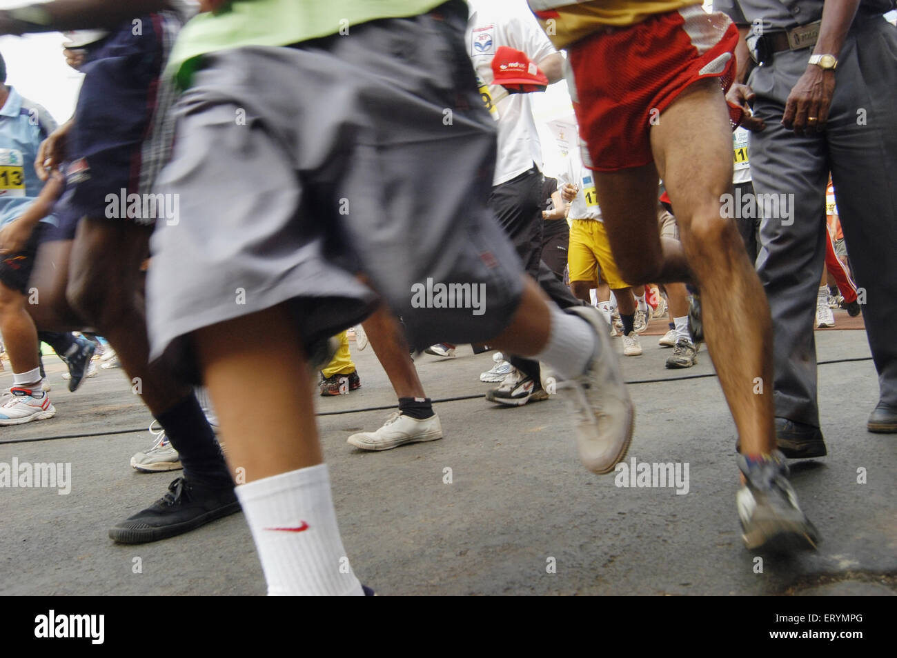 Les personnes en cours d'exécution en 2005 le marathon international de Bombay ; ; ; ; Inde Maharashtra Mumbai Banque D'Images