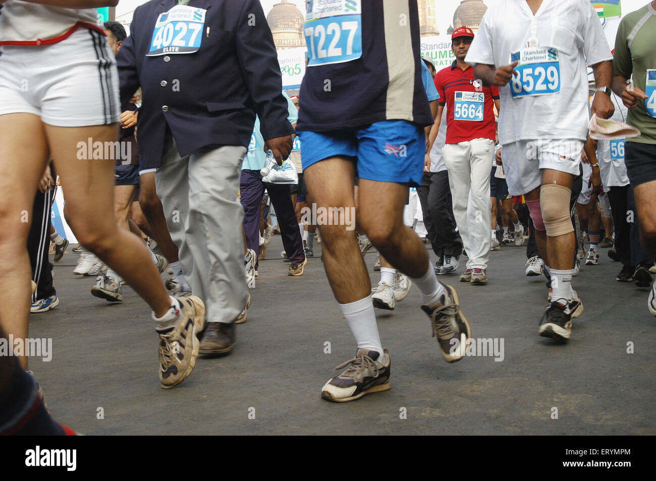 Les personnes en cours d'exécution en 2005 le marathon international de Bombay Mumbai ; ; ; ; Maharashtra Inde NOMR Banque D'Images