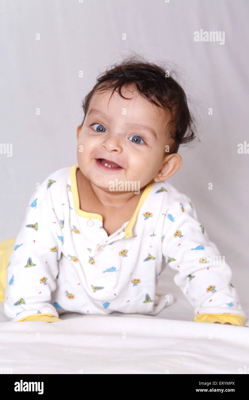 Petit garçon sur son ventre en essayant de ramper M.# 743W Banque D'Images