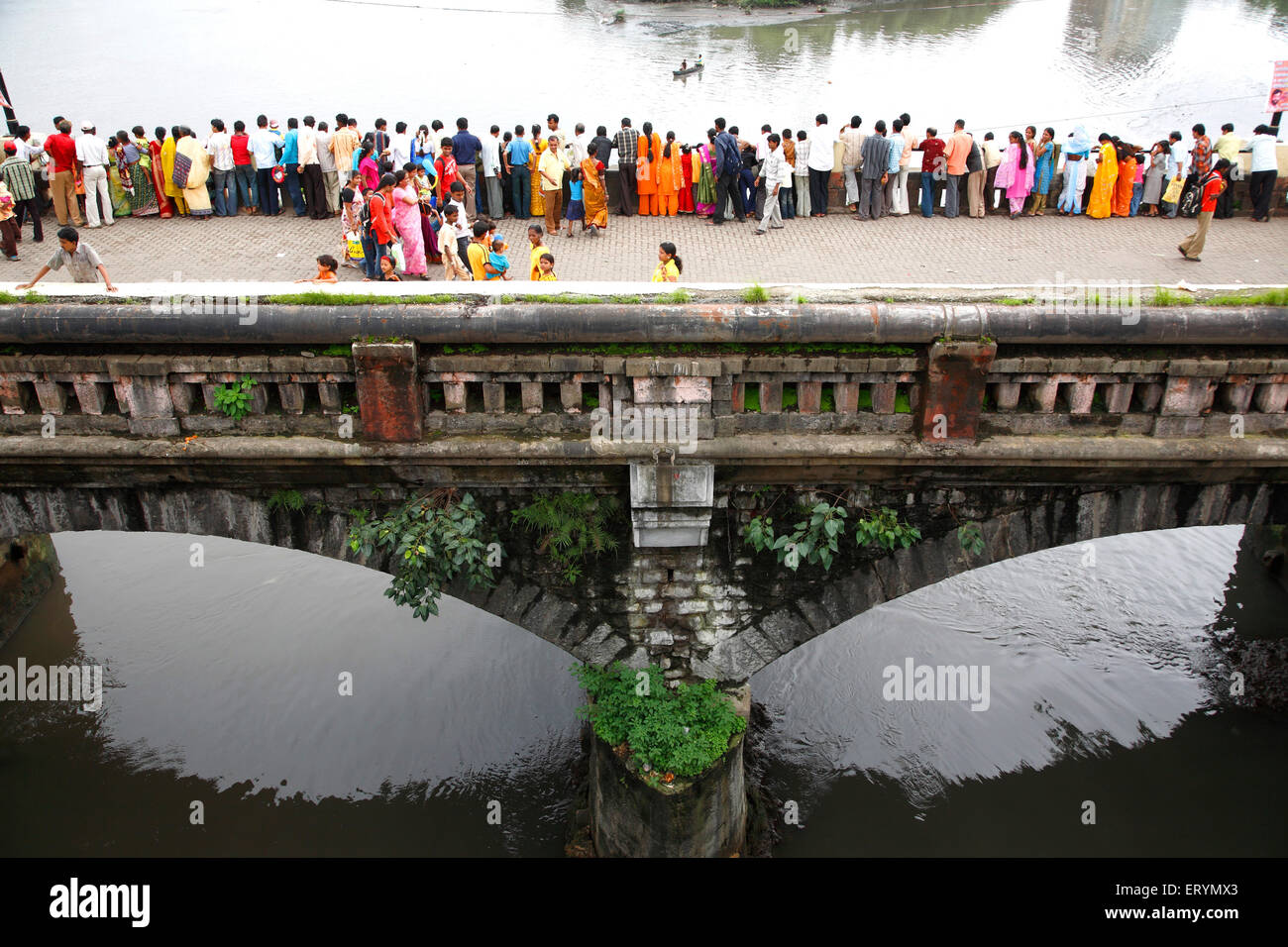 Personnes debout sur le vieux pont de Kalwa Thane creek , Thane ; Maharashtra ; Inde , asie Banque D'Images