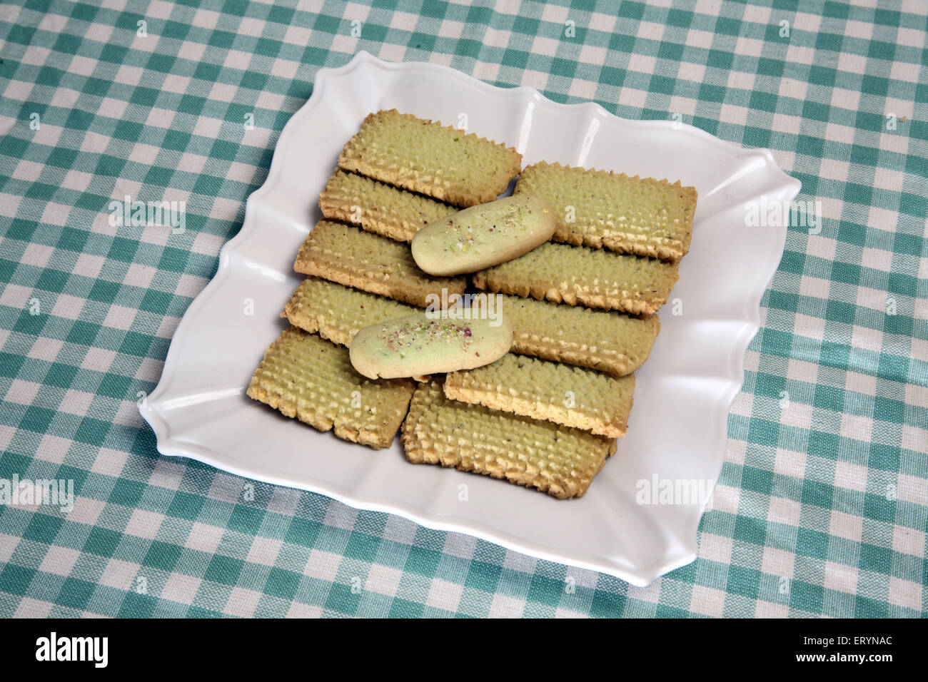 Biscuits pistache en plaque blanche Inde PR# 743AH Banque D'Images