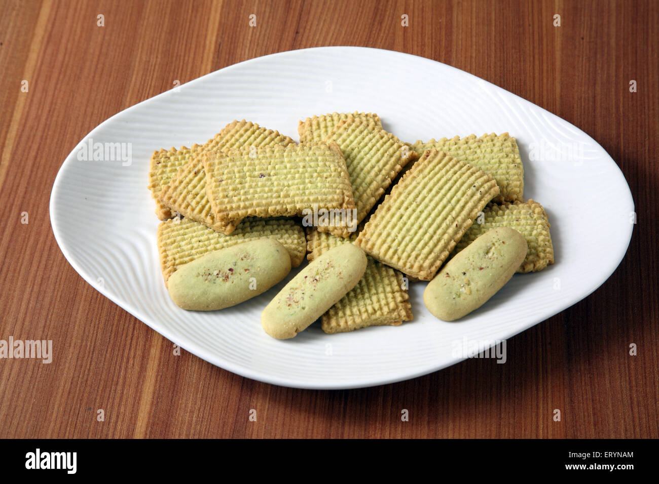 Biscuits pistache en plaque blanche Inde PR# 743AH Banque D'Images