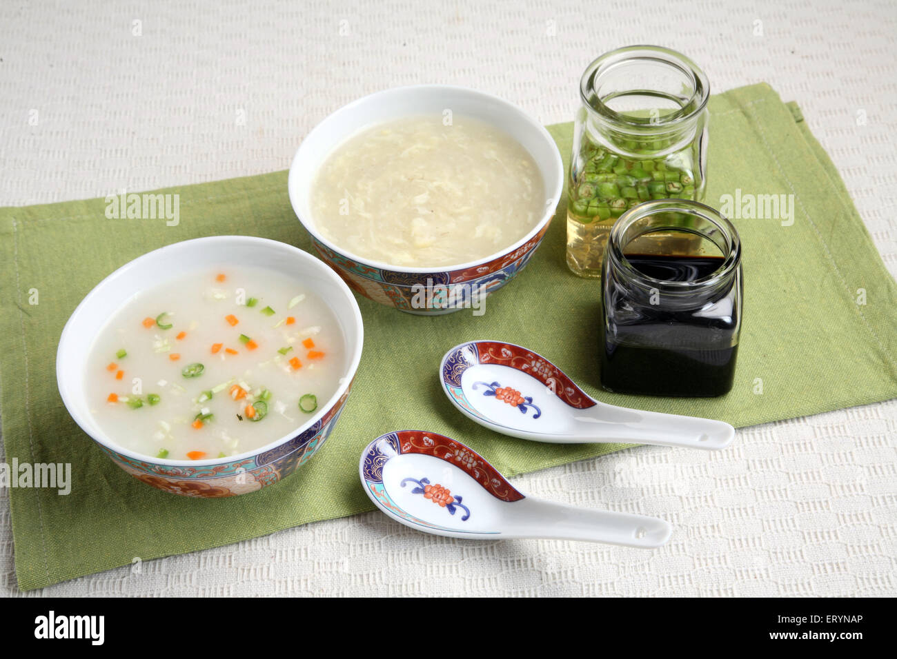 Le maïs doux soupe de légumes et le bouillon de poulet dans des bols Inde PR# 743AH Banque D'Images