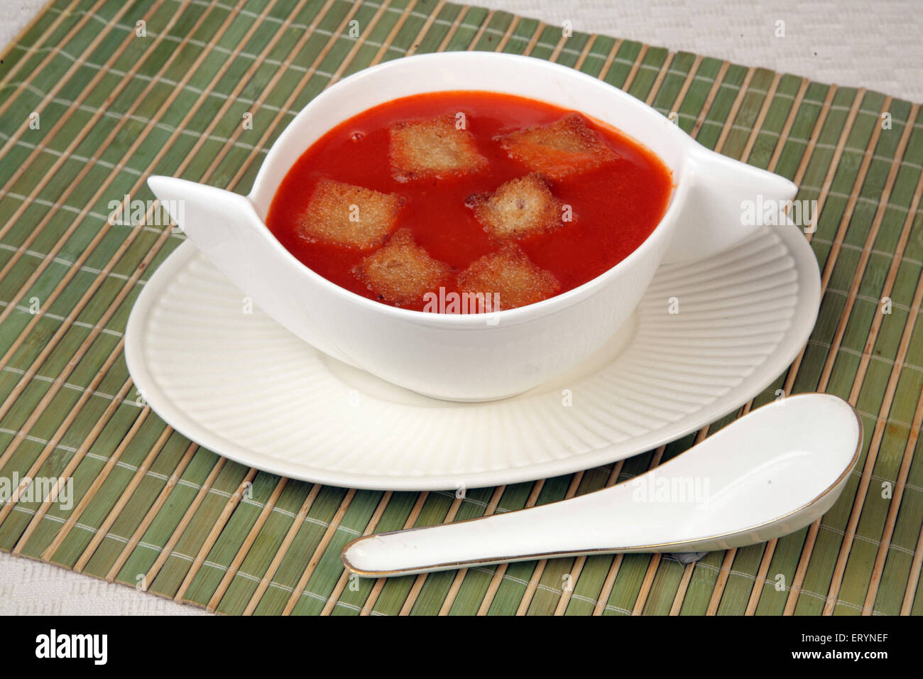 Les non végétariens soupe de tomate avec des petits morceaux de pain Asie Inde PR# 743AH Banque D'Images