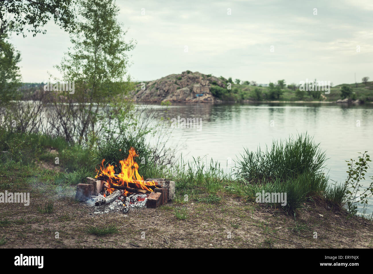 Feu de forêt au printemps. Les charbons de feu. Crépuscule en Ukraine Banque D'Images