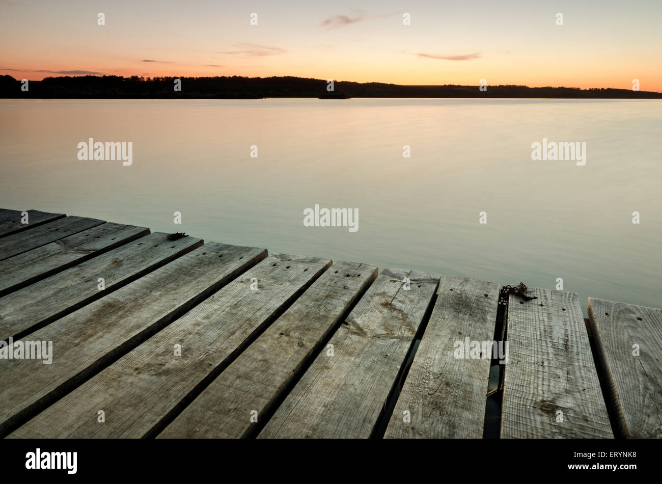 Petite jetée en bois sur grand lac au coucher du soleil en Ukraine Banque D'Images